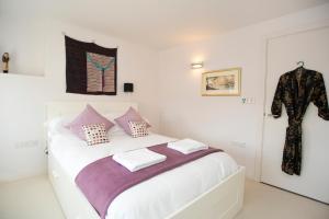 Ένα ή περισσότερα κρεβάτια σε δωμάτιο στο Veeve - Modern Edwardian