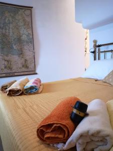 een slaapkamer met een bed met handdoeken erop bij Dimora Gialla Masseria Poesia in Cisternino