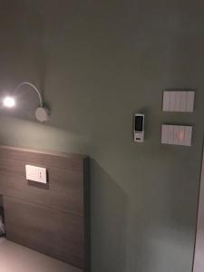 una habitación con una pared con un teléfono móvil en la pared en B&Benny, en Reggio Calabria