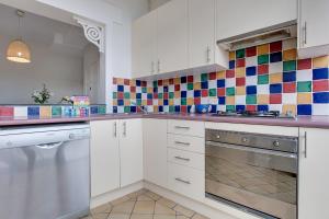 A kitchen or kitchenette at Cute Heritage Home with Balcony close to the City