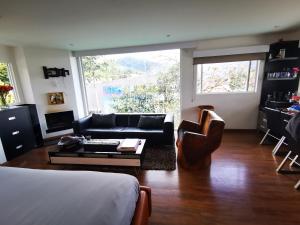 a living room with a couch and a table at Casa de las Dos Palmas in Salento