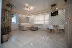a living room with a couch and a table at Apartaments on Preobrazhenskaya 8 in Kropyvnytskyi