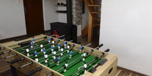 ein Modell eines Fußballspiels auf einem Tisch in der Unterkunft Wellness Chata Horbek in Vyšné Ružbachy + 50 Fotos