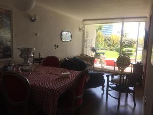 - un salon avec une table et un canapé dans l'établissement Playa Miramar, à Viña del Mar