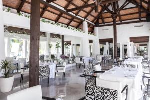 A restaurant or other place to eat at Hotel Suites Albayzin Del Mar