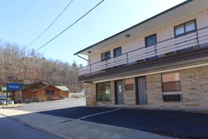 a building on the side of a street at Bishop Inn Downtown Gatlinburg in Gatlinburg