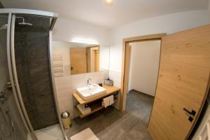 Et badeværelse på Apartment Wiesenhof - NATUR & WEITBLICK über Innsbruck - Ladestation für Elektroautos