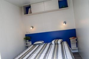 Postel nebo postele na pokoji v ubytování Camping le Village de Florine