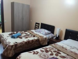 En eller flere senger på et rom på Guest House Karati