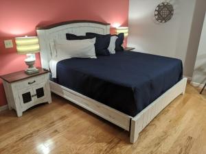 Кровать или кровати в номере Heidi Motel - Helen