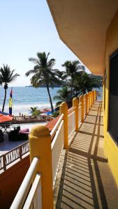uma varanda de resort com vista para a praia em Pie de Playa la Ropa em Zihuatanejo