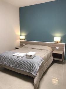 A bed or beds in a room at COSTA APARTMENT NAPLES