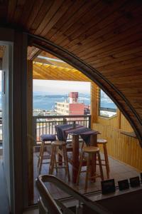Balkon atau teras di Hostal lala porteña vista al mar, baño privado y desayuno