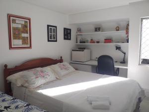 a bedroom with a bed and a desk and a chair at AMPLA e CONFORTÁVEL SUITE - PERTO DO CENTRO DE CONVENÇÕES-FENEARTE-FEIRAS-CONGRESSOS-SHOWs-RECIFE in Recife