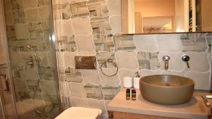 łazienka z umywalką i prysznicem w obiekcie Platanus House w mieście Mesklá +20 zdjęć