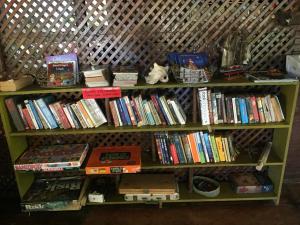 una estantería llena de libros en Casa de la Iguana, en Lívingston