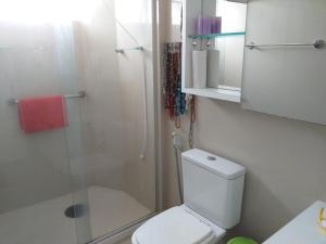 uma casa de banho com um WC e uma cabina de duche em vidro. em AMPLA E CONFORTÁVEL SUITE - BAIRRO DO ESPINHEIRO - RECIFE em Recife