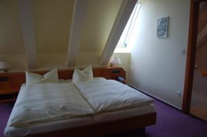 
A bed or beds in a room at Hotel Großbeeren
