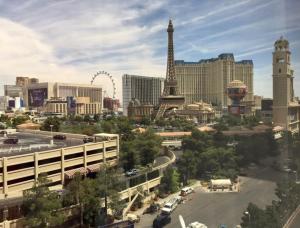 vistas a una ciudad con la torre Eiffel en GetAways at the Jockey Club, en Las Vegas