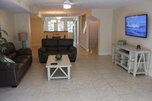 Un televizor și/sau centru de divertisment la LICENSED MGR - MODERN 3/3.5 VILLA - KEY LARGO'S MOST UPSCALE OCEANFRONT RESORT!