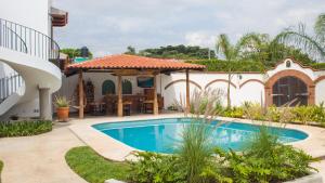 a house with a swimming pool and a gazebo at Hotel Casa del Agua in Tuxtla Gutiérrez