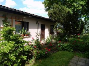 ein Haus mit Blumen und Pflanzen im Hof in der Unterkunft Ferienwohnung Markert in Blankenburg