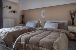 Säng eller sängar i ett rum på Vai Guesthouse Neraida