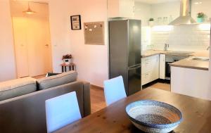 een keuken en een woonkamer met een bank en een tafel bij Casa con Jardín en Denia in Denia