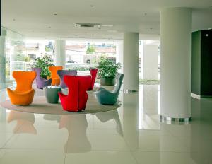 un grupo de jarrones coloridos sobre una mesa en una habitación en ONIX BY GM RENTALS, en Punta del Este