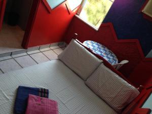 Zimmer mit Aussicht auf ein Sofa und ein Fenster in der Unterkunft Hotel Spada in Belém