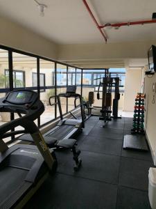 un gimnasio con varias cintas de correr y máquinas en una habitación en Flat Rua Bela Cintra 1356, en São Paulo