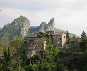 a village on the side of a mountain at Agriturismo Casa Rastelli in Monteorsello