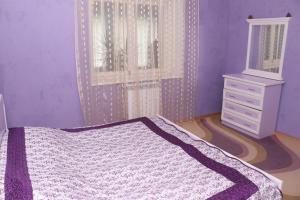 een slaapkamer met een bed, een dressoir en een raam bij Апартаменты 100м2 в малом центре Еревана in Jerevan
