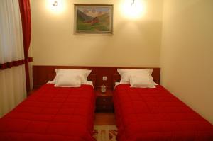 Postel nebo postele na pokoji v ubytování Hotel Tehnograd + 37 fotografií