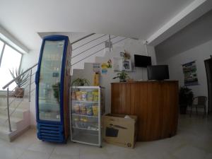 una gran nevera en una sala de estar con una habitación en Hotel Paraiso Plaza, en Puerto Triunfo