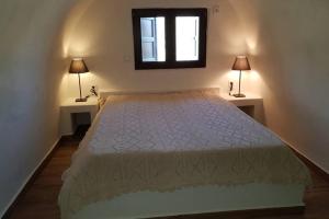 Ліжко або ліжка в номері Kyparissos blue stonehouse