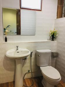 ein Badezimmer mit einem WC, einem Waschbecken und einem Spiegel in der Unterkunft Pai Loess Resort in Pai
