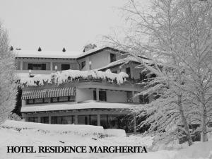 un hotel residencia marítima está cubierto de nieve en Hotel Residence Margherita en Montecreto