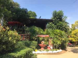 um jardim em frente a uma casa com plantas em Pai Loess Resort em Pai