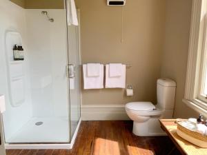 A bathroom at The Vicarage Boutique Bed and Breakfast Oamaru