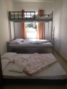 two bunk beds in a room with a window at Stay in Itatiaia in Itatiaia