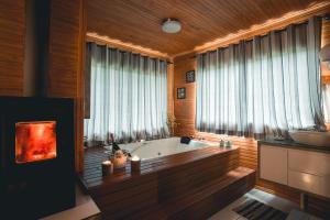 baño grande con bañera y lavamanos en Eco Pousada Invernador, en Urubici
