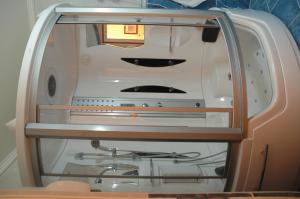 um frigorífico cheio de electrodomésticos num quarto em Hotel Tehnograd em Kraljevo