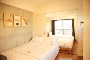 a hotel room with two beds and a window at -Yoshitsuki kaku- Yoshitsuki Apart Hotel in Tokyo