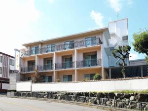 un edificio de apartamentos al lado de una calle en Hotel Fine Olive Kyoto Yamashina (Adult Only), en Kioto