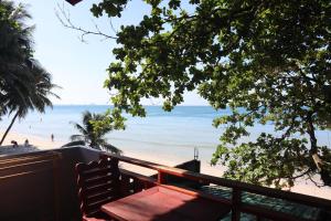 uma vista para a praia a partir da varanda de um resort em Bamboo @ Koh Chang em Ko Chang