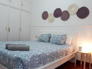 ein Schlafzimmer mit einem Bett mit Hüten an der Wand in der Unterkunft Casa 17 in San Sebastián