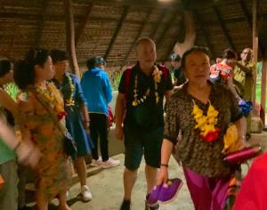 eine Gruppe von Menschen, die in einem Zimmer herumlaufen in der Unterkunft A4 Villa & Spa. in Habarana
