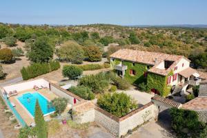Bazén v ubytování Gîtes la FENIERE, 105 m2, 3 ch, charme, calme et nature, piscine chauffée, sud Ardèche nebo v jeho okolí