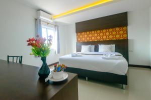 Postel nebo postele na pokoji v ubytování O2 Hotel สกลนคร (โรงแรม โอทู สกลนคร)